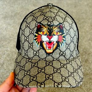 Gucci
Angry Cat print GG Supreme baseball hat